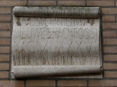 817769 Afbeelding van gevelsteen aan de zijgevel van het pand Keukenstraat 34 te Utrecht, ter herinnering aan de ...